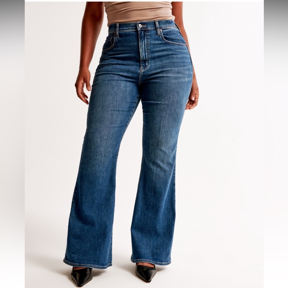 New with tags! 
Abercrombie curvy stretch flare jeans

SOLD OUT IN STORE